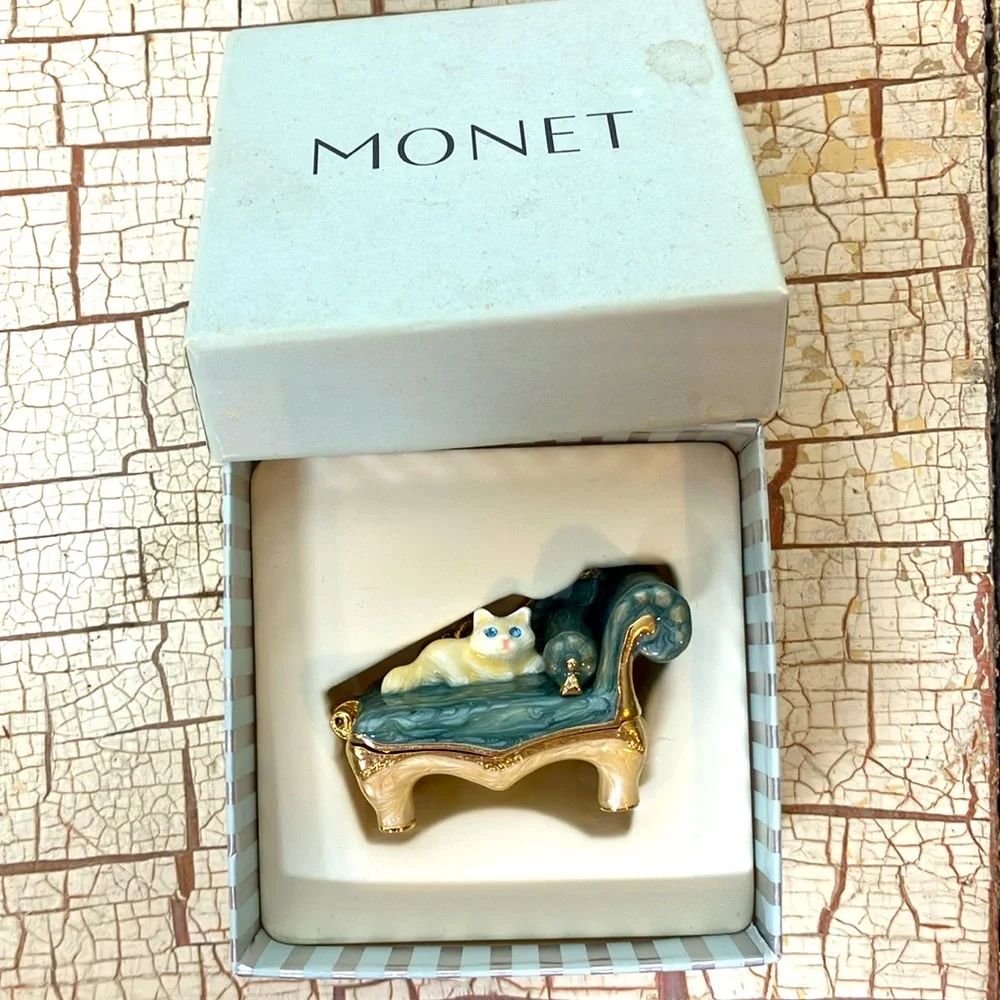 MONET “Chaise Lounge Cat